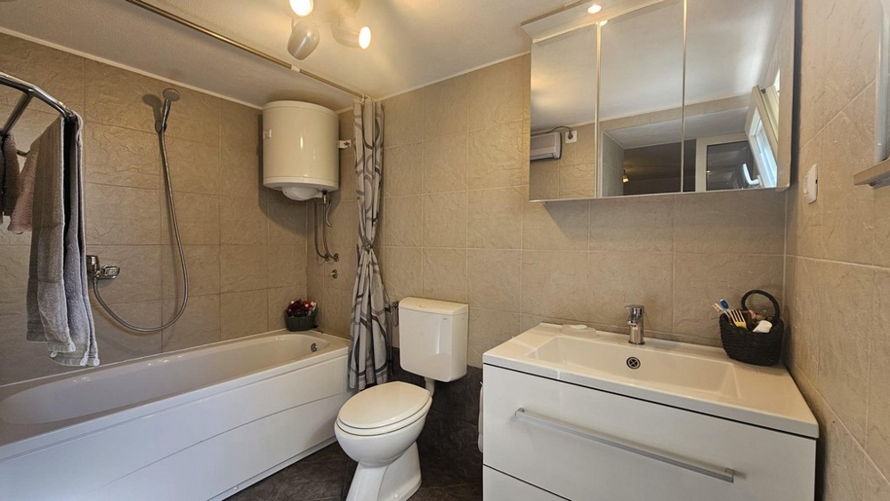 Badezimmer mit Badewanne und Waschbecken