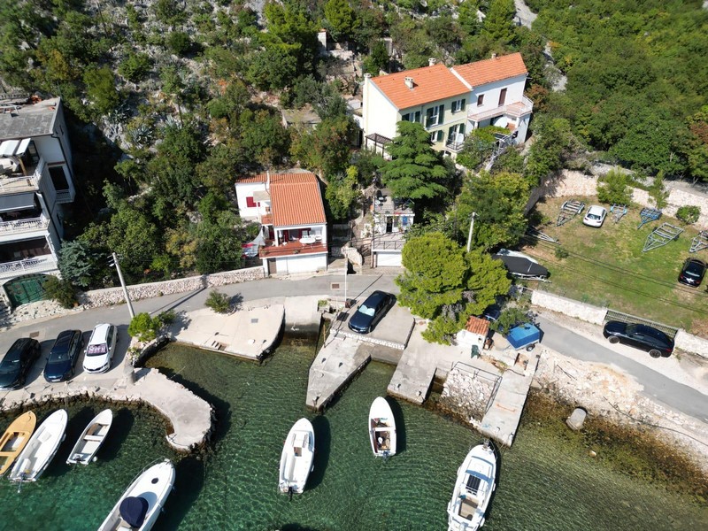 Haus mit Garten und Bootsanleger aus der Luft