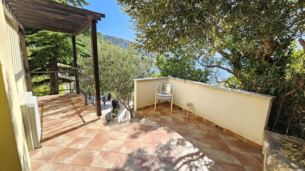 Überdachte Terrasse mit Pergola