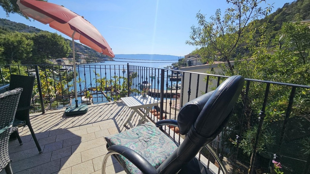 Terrasse mit Sitzgelegenheit und Blick aufs Wasser