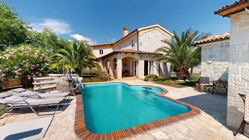 Freistehendes Haus mit Swimmingpool und Palmen bei Porec