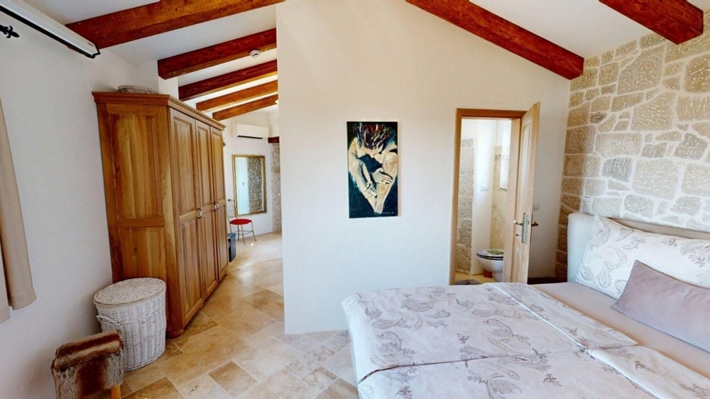 Schlafzimmer mit Holzbalkendecke im Obergeschoss