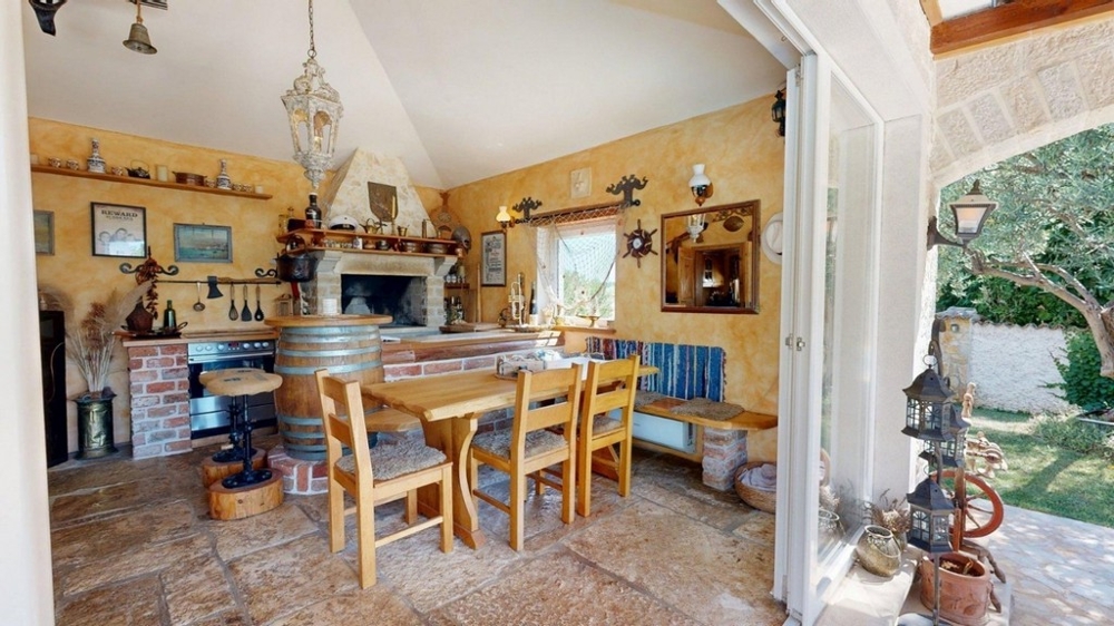 Konoba mit Kamin und rustikalem Holztisch