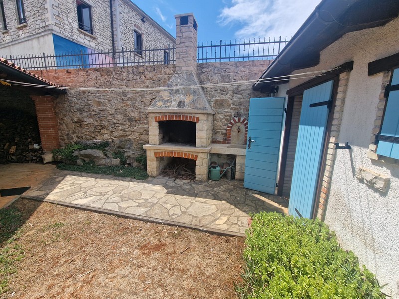 Innenhof mit Barbecue Bereich und Steinfassade