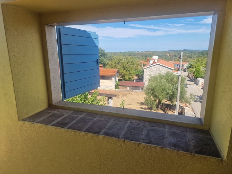 Blick aus dem Fenster auf den Ort und die Umgebung