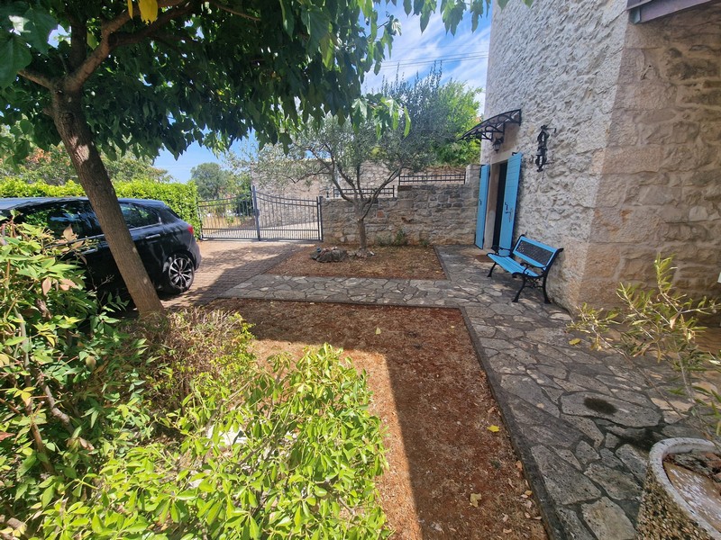 Garten mit Stellplatz vor dem Steinhaus
