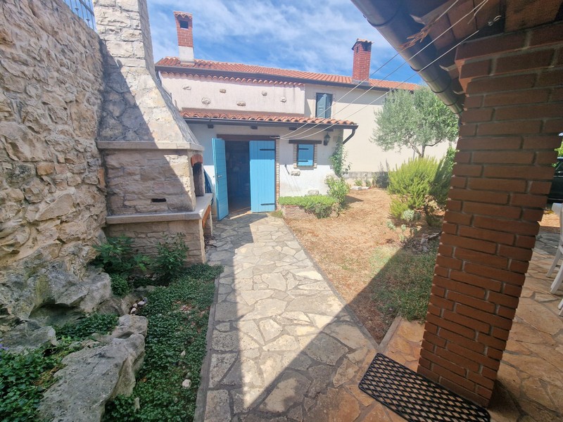 Zugang zum Haus mit blauen Fensterläden