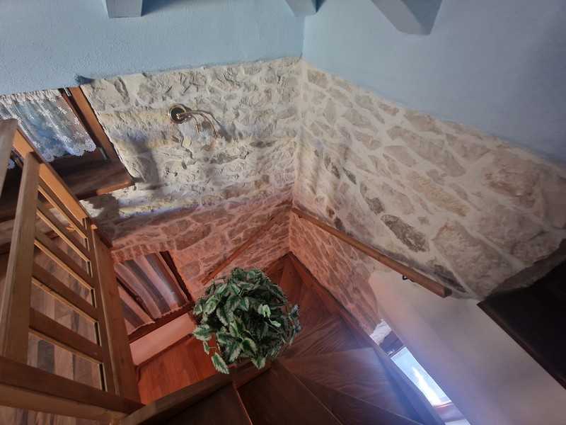 Holztreppe im istrischen Steinhaus
