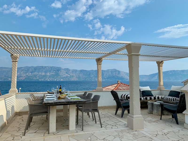 Überdachte Terrasse mit Sitzgruppe und Blick aufs Meer, Haus H4090 Povlja