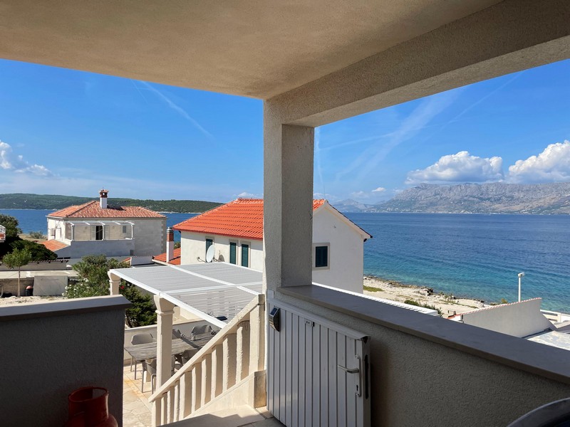 Blick von der Terrasse über Povlja auf das Meer, Haus zum Kauf auf Brac