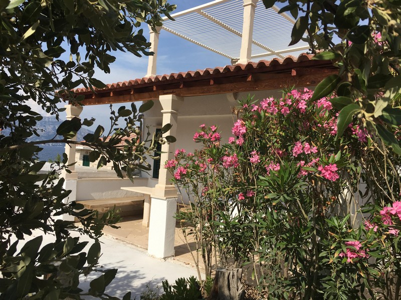 Außenansicht des Hauses mit Garten und Hof in Povlja, Insel Brac