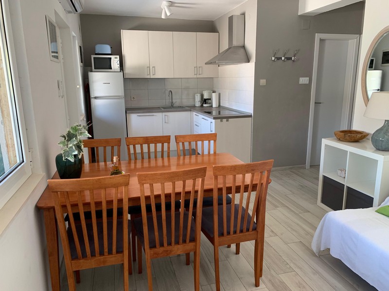 Küche mit Esstisch in einem Apartment des Hauses in Povlja auf Brac