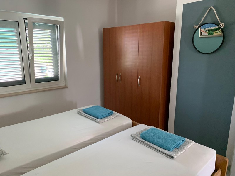 Schlafzimmer in einem der sechs Apartments, Haus H4090 auf der Insel Brac