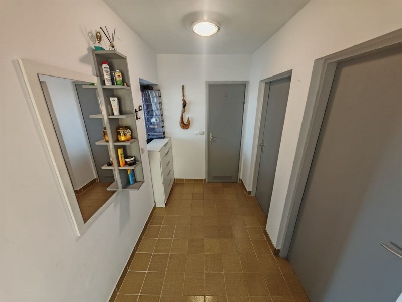 Flur mit Zugang zu den Zimmern, Haus Klenovica H4091