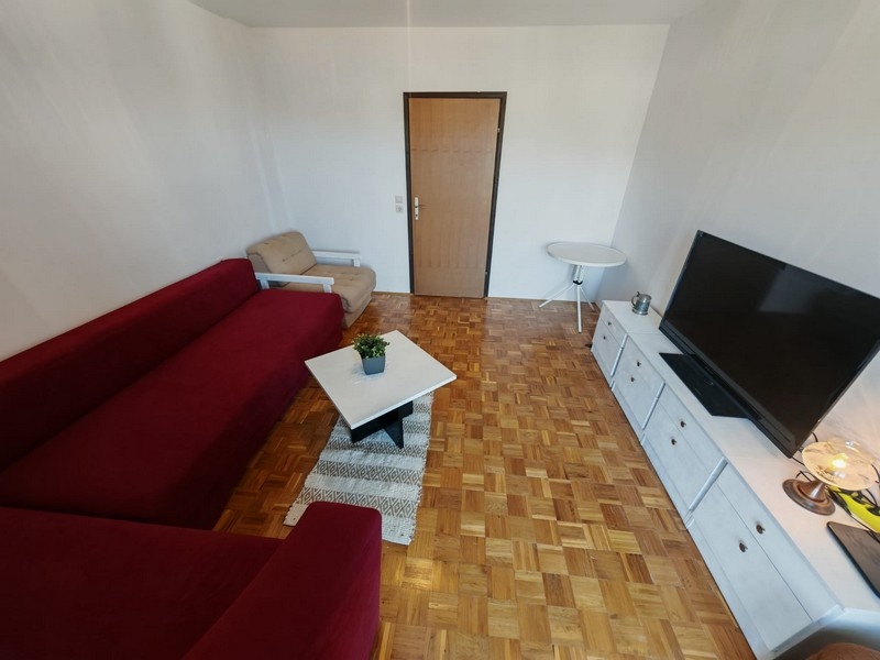 Wohnraum mit Sofa und Fernseher, Haus kaufen Klenovica H4091