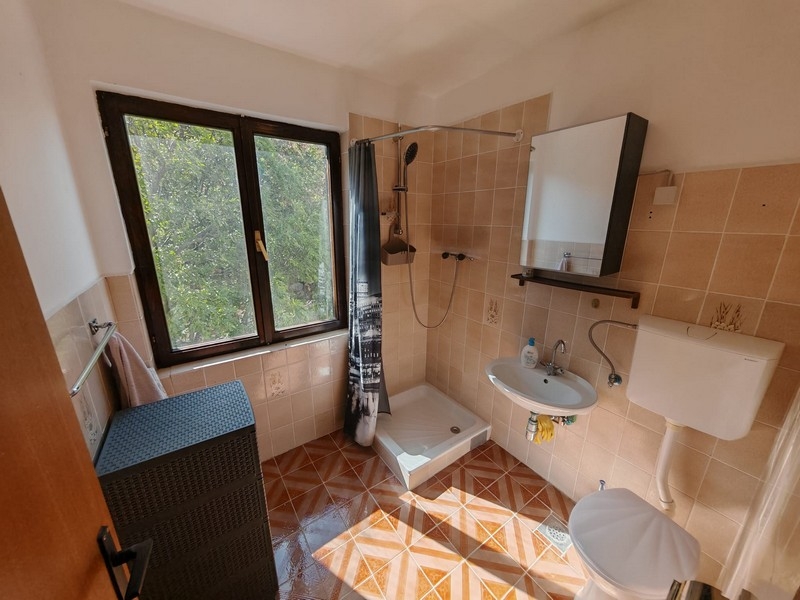 Badezimmer mit Fenster, Haus kaufen in Klenovica H4091