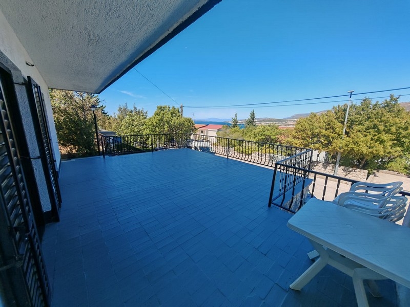 Überdachte Terrasse mit Meerblick, Haus kaufen Klenovica H4091