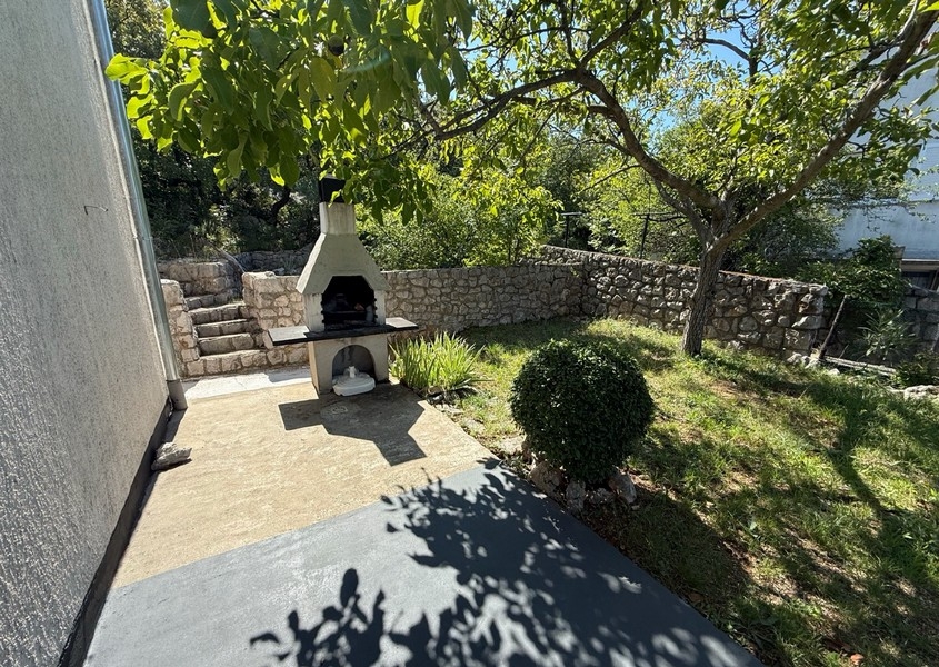 Gepflegter Garten mit Barbecue Bereich, Haus Klenovica H4091