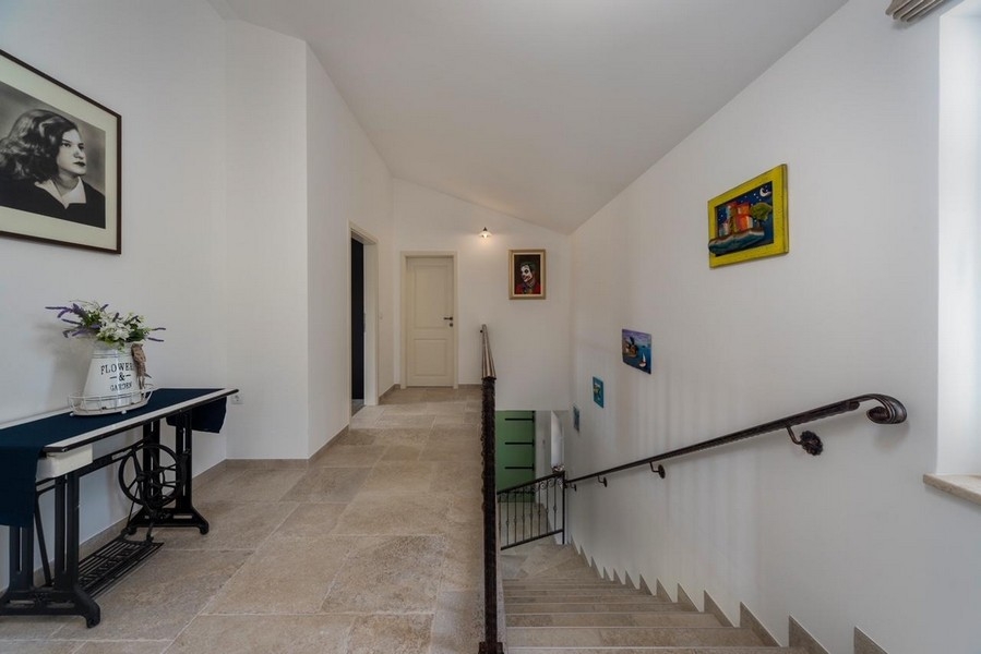 Flur und Treppenaufgang im Steinhaus