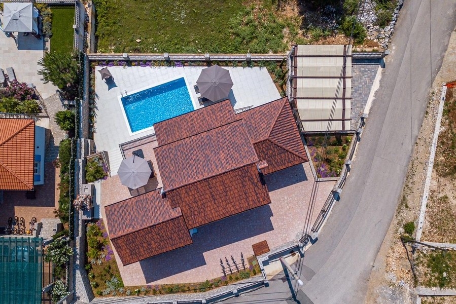 Luftaufnahme des Hauses mit Pool und Grundstück
