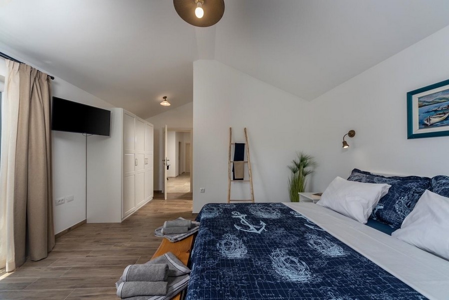 Schlafzimmer mit Doppelbett und Flur