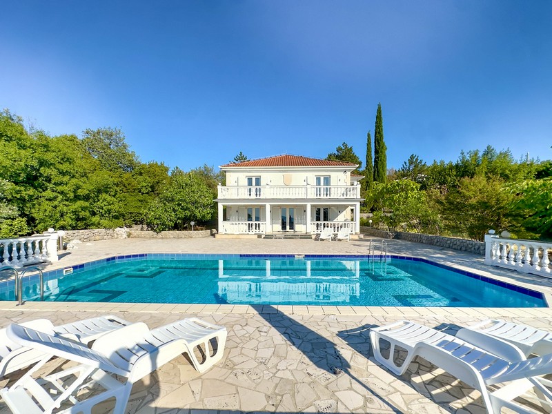Villa kaufen Kroatien - mit Swimmingpool und Sonnenliegen bei Dobrinj auf Krk