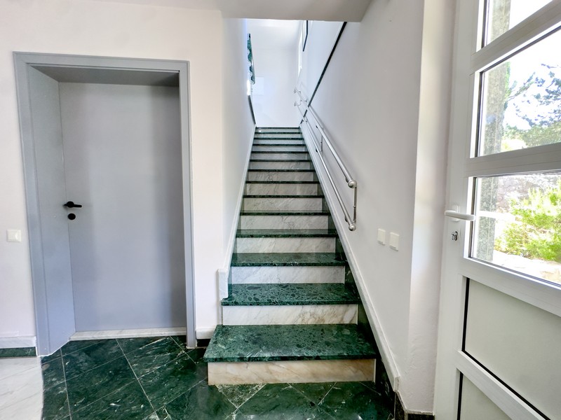 Treppe ins Obergeschoss der Villa