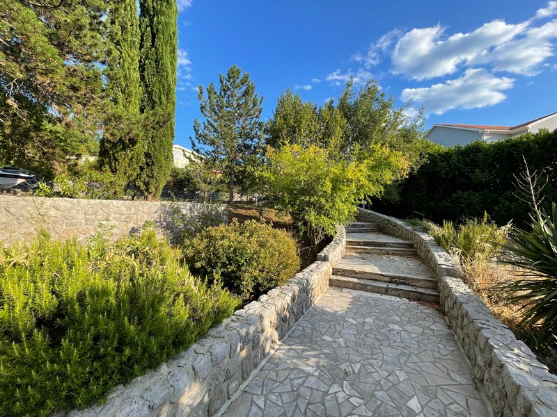 Gartenweg aus Naturstein auf dem Grundstück der Villa
