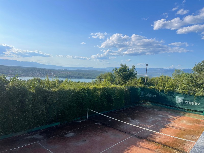Privater Tennisplatz mit Blick auf das Meer bei Krk