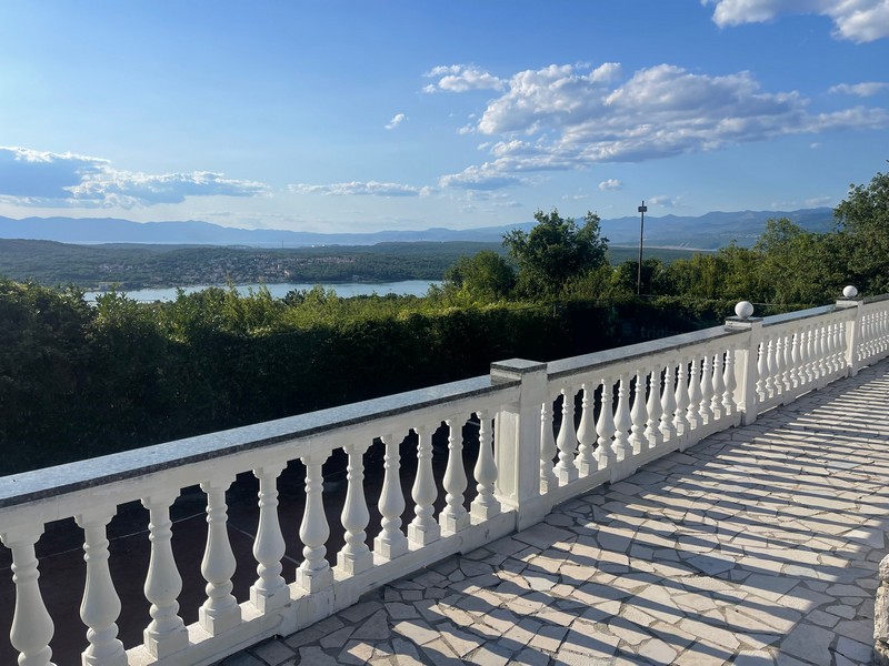 Terrasse mit Balustrade und Meerblick bei Dobrinj