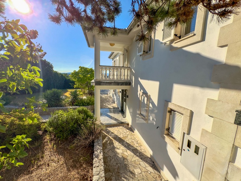 Seitenansicht der Villa mit Balkon auf der Insel Krk
