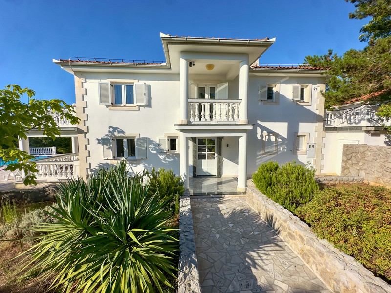 Eingangsbereich der Villa mit mediterranem Garten