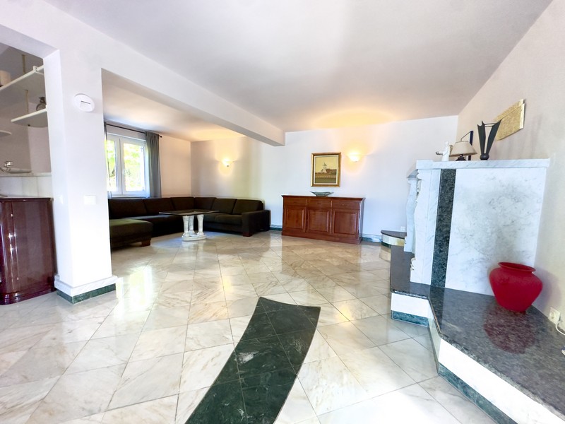 Wohnzimmer mit Marmorboden in der Villa bei Dobrinj