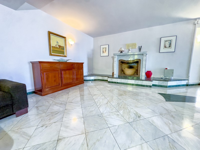 Wohnraum mit Kamin in der Villa auf Krk