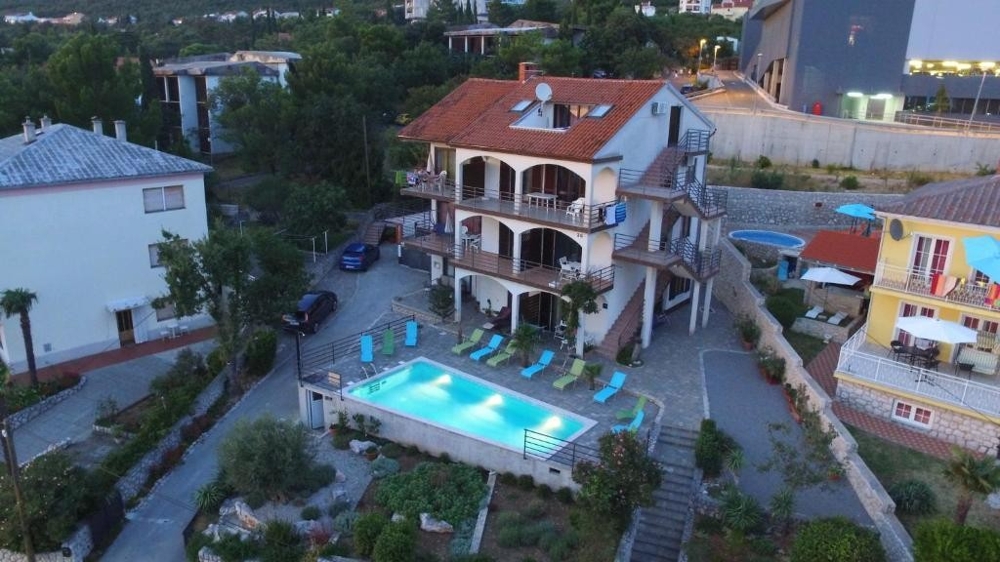 Apartmenthaus mit Swimmingpool in Crikvenica aus der Luft - H4094