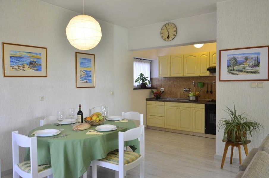 Küche mit Esstisch in einem Apartment in Crikvenica