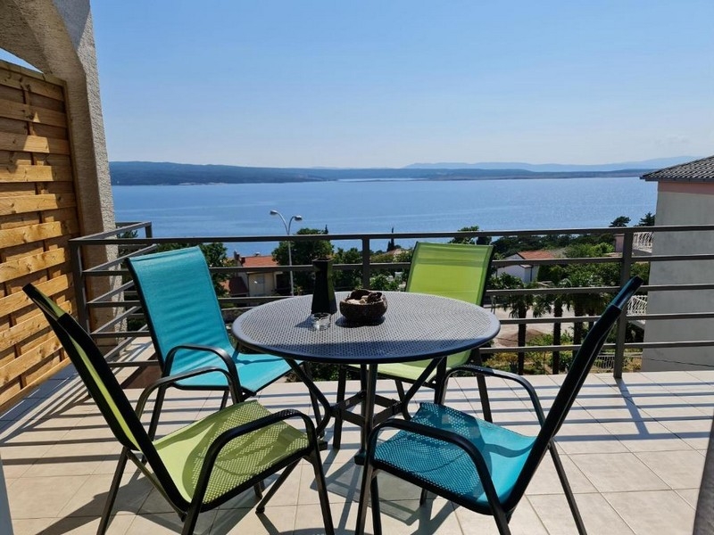 Terrasse mit Sitzgruppe und Blick auf das Meer in Crikvenica
