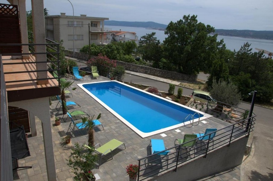 Swimmingpool im Garten des Apartmenthauses in Crikvenica