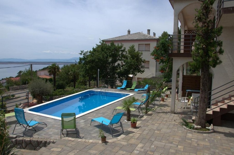 Pool und Hausfassade des Apartmenthauses in Crikvenica