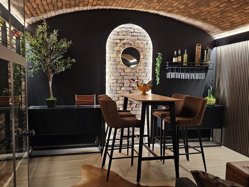 Bar mit Weinregal im Untergeschoss der Villa