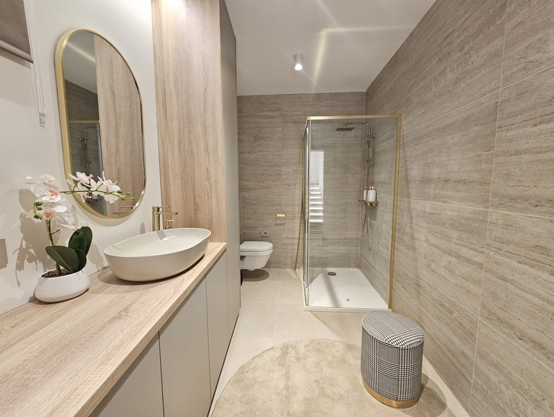 Modernes Badezimmer mit Dusche der Villa in Buje