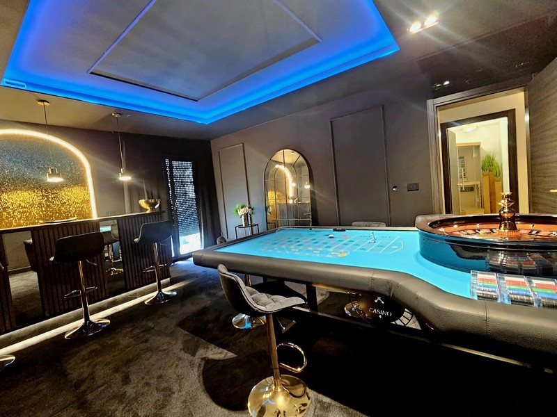Casino-Zimmer mit Roulettetisch im Untergeschoss