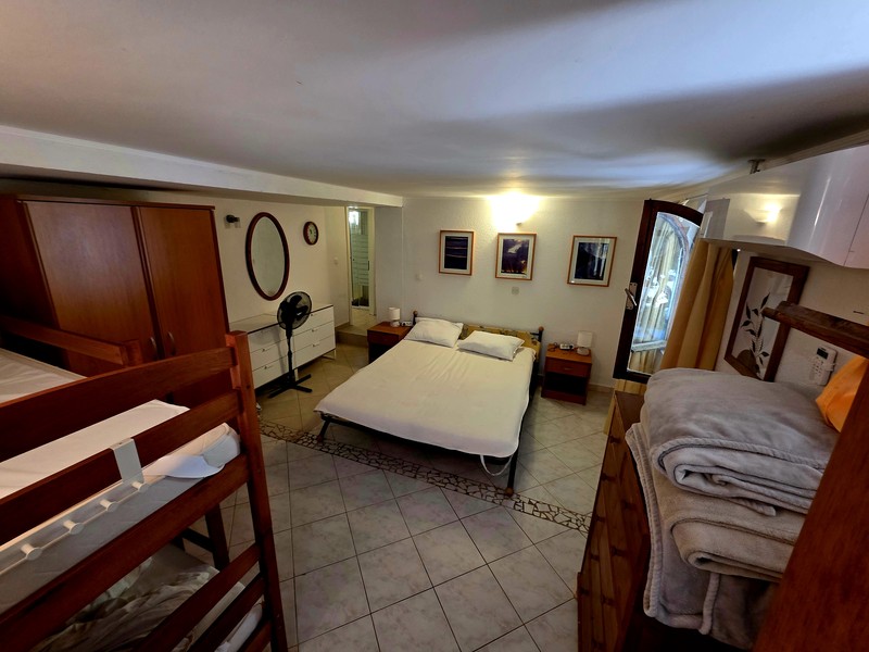 Schlafzimmer mit Doppelbett und Etagenbett