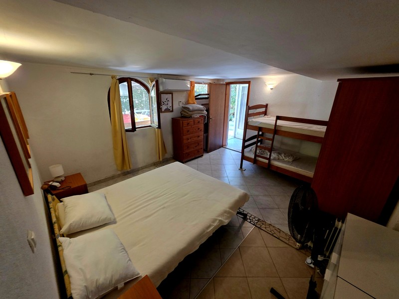 Schlafzimmer mit Doppelbett und Zugang nach draußen