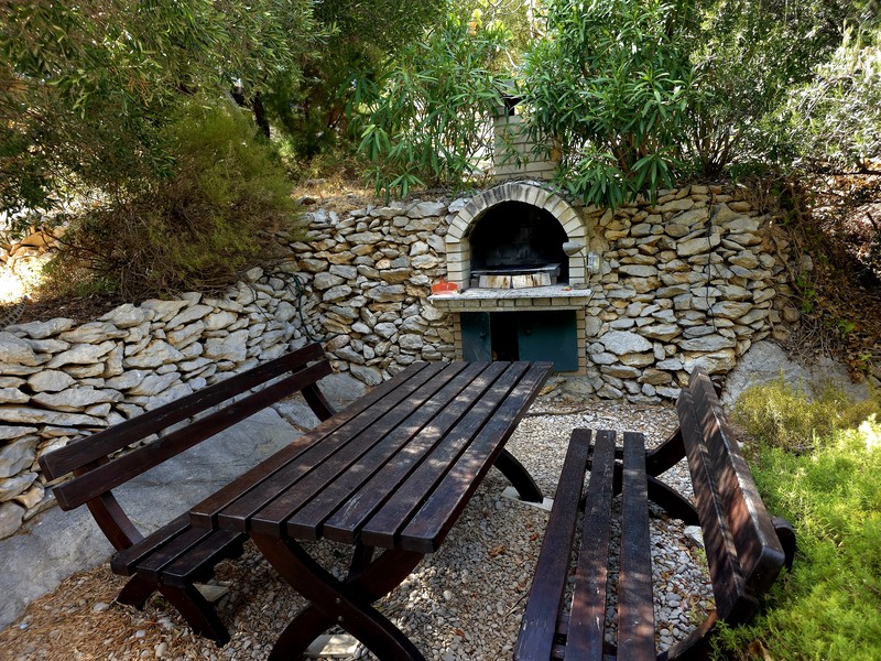 Barbecue Bereich mit gemauertem Außenkamin im Garten