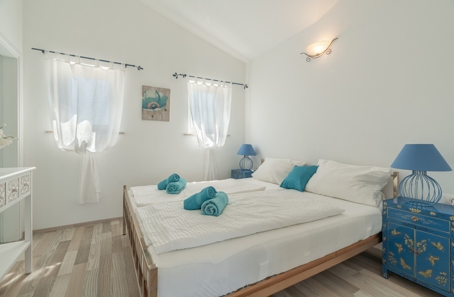 Schlafzimmer mit Doppelbett in der Villa bei Porec