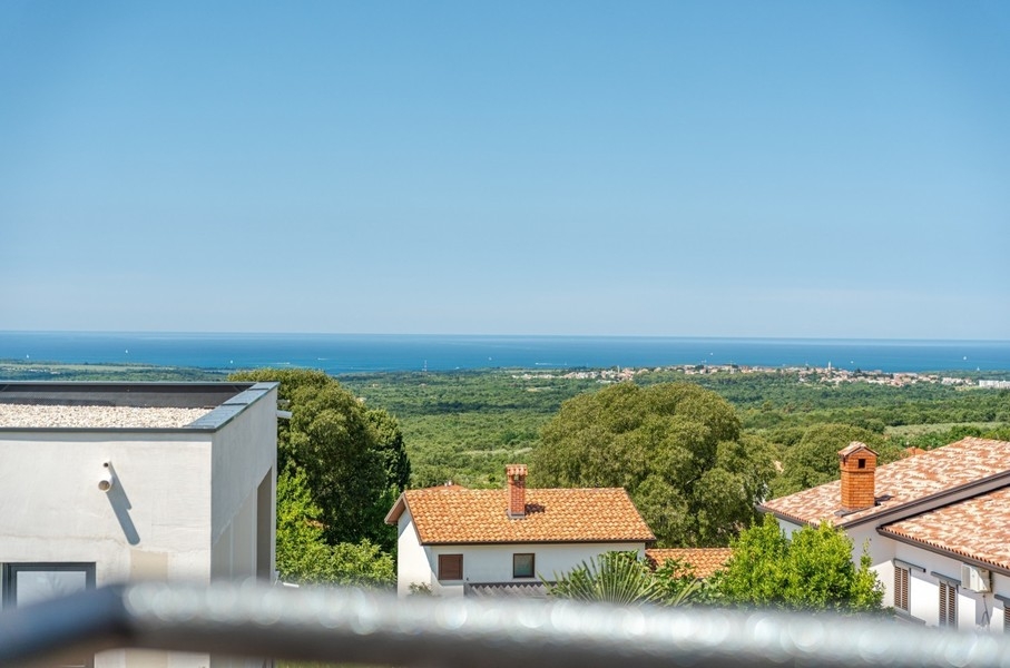Blick von der Villa über die Landschaft auf das Meer bei Porec