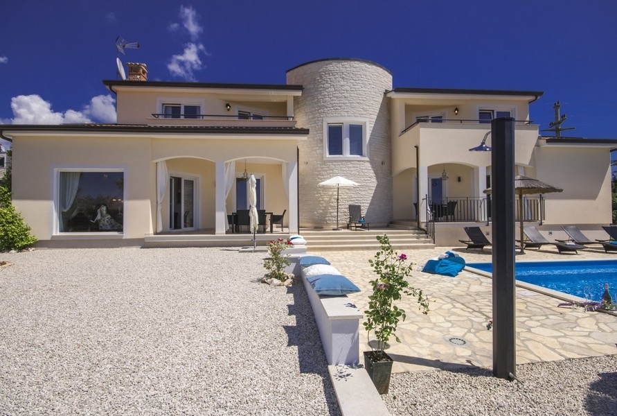 Swimmingpool mit Sonnenliegen an der Villa bei Porec