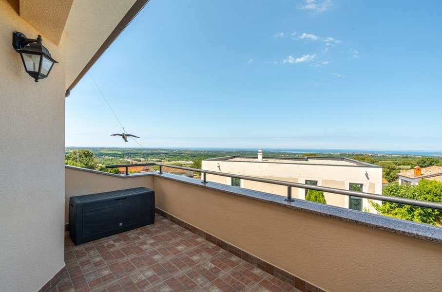 Terrasse der Villa mit weitem Blick bis zum Meer bei Porec