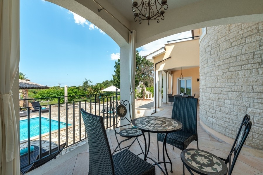 Überdachte Terrasse mit Sitzplatz am Pool der Villa bei Porec